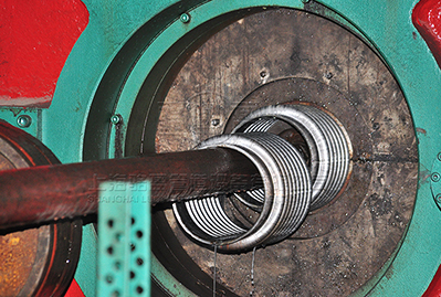 <a href=http://www.yijuhouse.com target=_blank class=infotextkey>補(bǔ)償器</a>波紋管生產(chǎn)現(xiàn)場